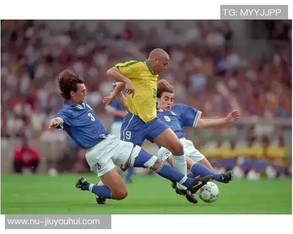 精彩球星瞬间集锦 展现足球巨星风采与绝妙技艺 精彩球星瞬间集锦 展现足球巨星风采与绝妙技艺